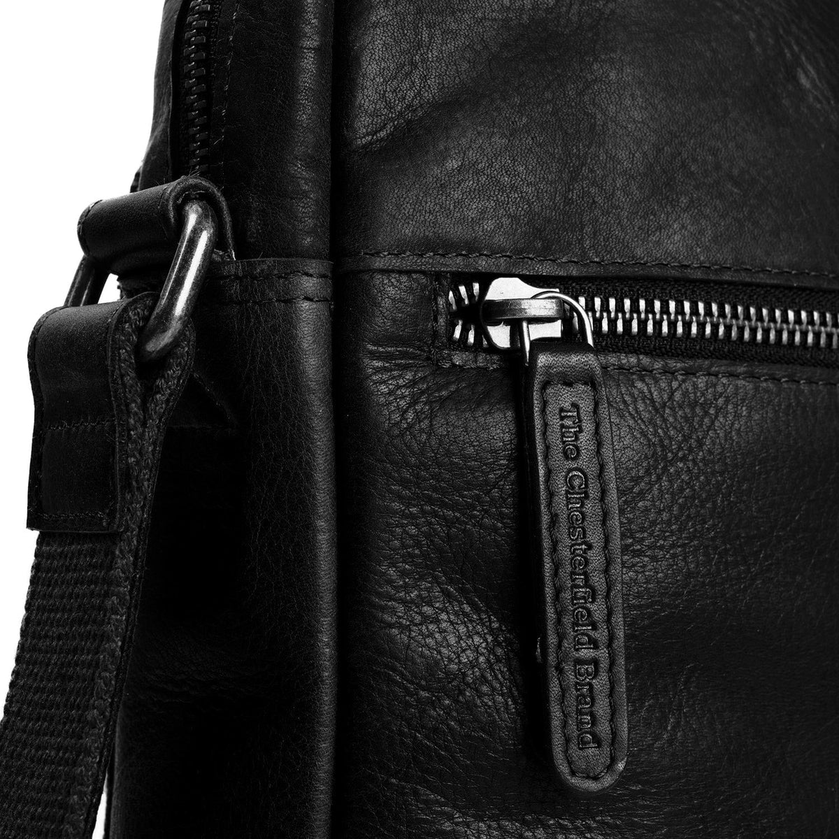 
Solid Antique Brass Hardware & Heavy-Duty Dual Zipper Detail on Dessau Vollnarbenleder-Umhängetasche
