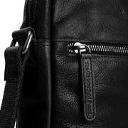 
Solid Antique Brass Hardware & Heavy-Duty Dual Zipper Detail on Dessau Vollnarbenleder-Umhängetasche