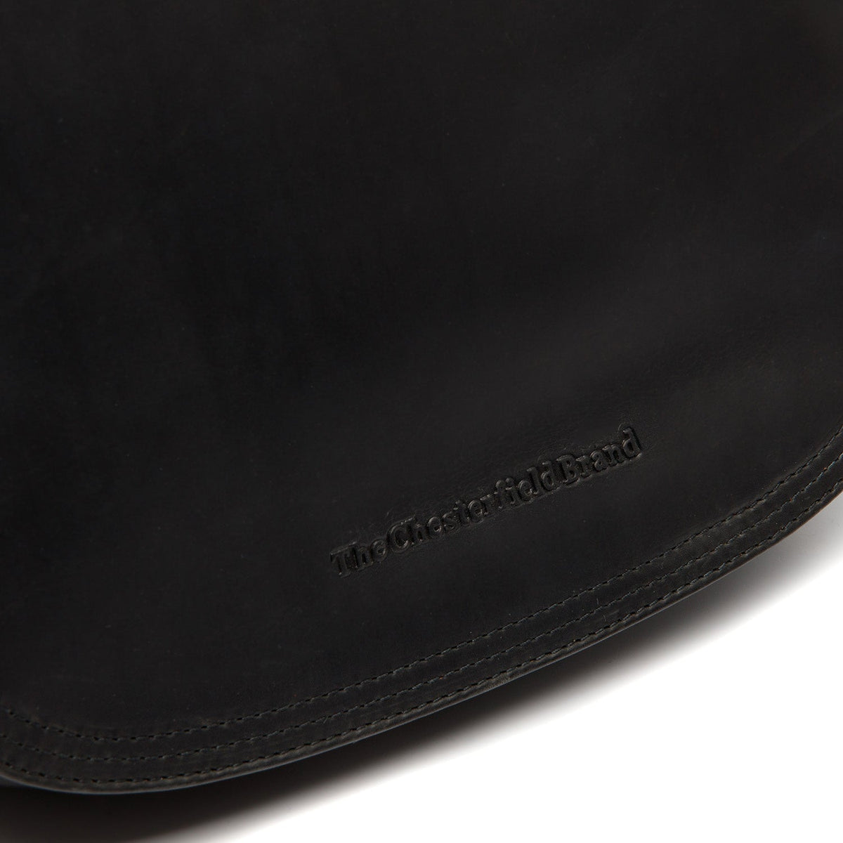 
Solid Antique Brass Hardware & Heavy-Duty Dual Zipper Detail on Everglades Vollnarbenleder-Umhängetasche