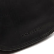 
Solid Antique Brass Hardware & Heavy-Duty Dual Zipper Detail on Everglades Vollnarbenleder-Umhängetasche