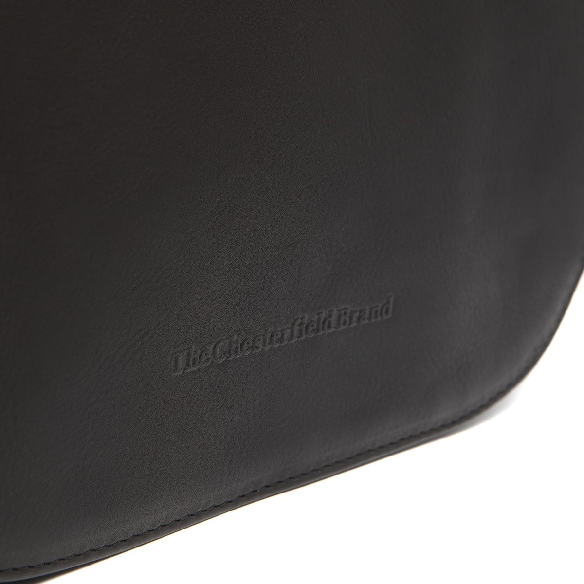 
Solid Antique Brass Hardware & Heavy-Duty Dual Zipper Detail on Millie Vollnarbenleder-Umhängetasche