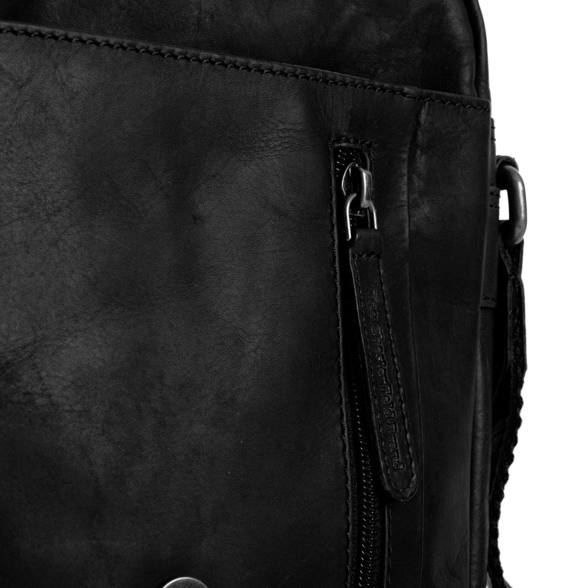 
Solid Antique Brass Hardware & Heavy-Duty Dual Zipper Detail on Remy Vollnarbenleder-Umhängetasche