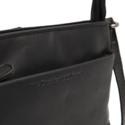 
Solid Antique Brass Hardware & Heavy-Duty Dual Zipper Detail on Salerno Vollnarbenleder-Umhängetasche