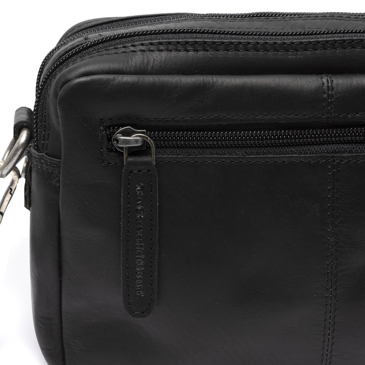 
Solid Antique Brass Hardware & Heavy-Duty Dual Zipper Detail on Samui Vollnarbenleder-Umhängetasche