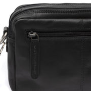 
Solid Antique Brass Hardware & Heavy-Duty Dual Zipper Detail on Samui Vollnarbenleder-Umhängetasche