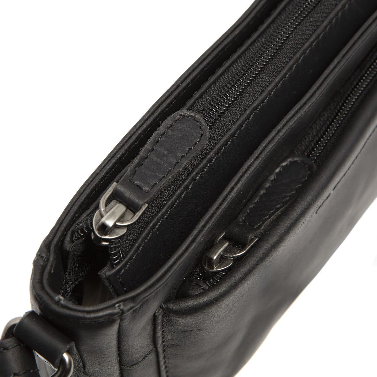 
Solid Antique Brass Hardware & Heavy-Duty Dual Zipper Detail on Southampton Vollnarbenleder-Umhängetasche