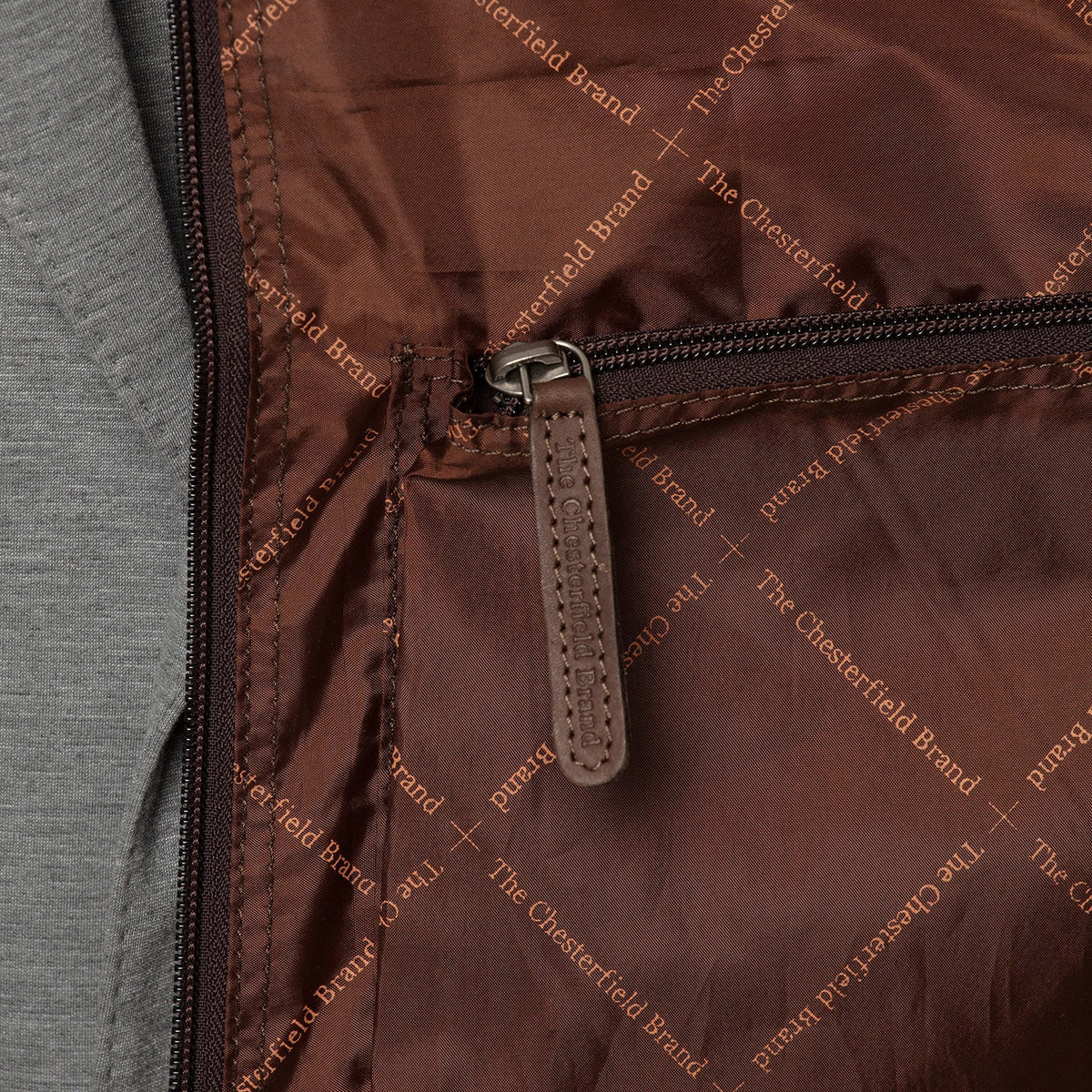 
Passform-Perspektive von Leather Garment Bag Josh am Model - Natürlicher Faltenwurf im Tageslicht
