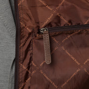 
Passform-Perspektive von Leather Garment Bag Josh am Model - Natürlicher Faltenwurf im Tageslicht