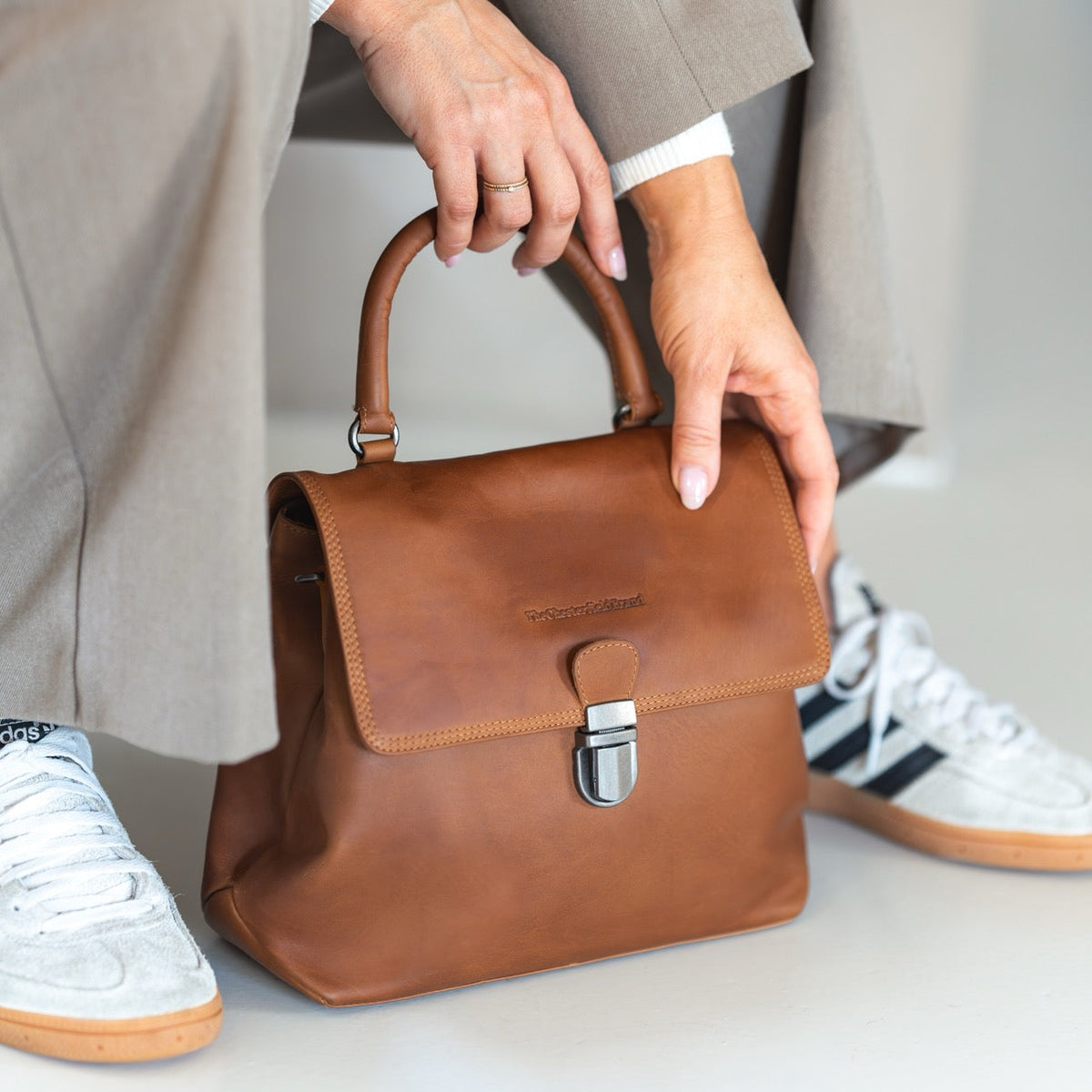 Styled Fit Perspective of Angera Full-Grain Leather Handbag für Damen on Model - Natural Daylight Drape