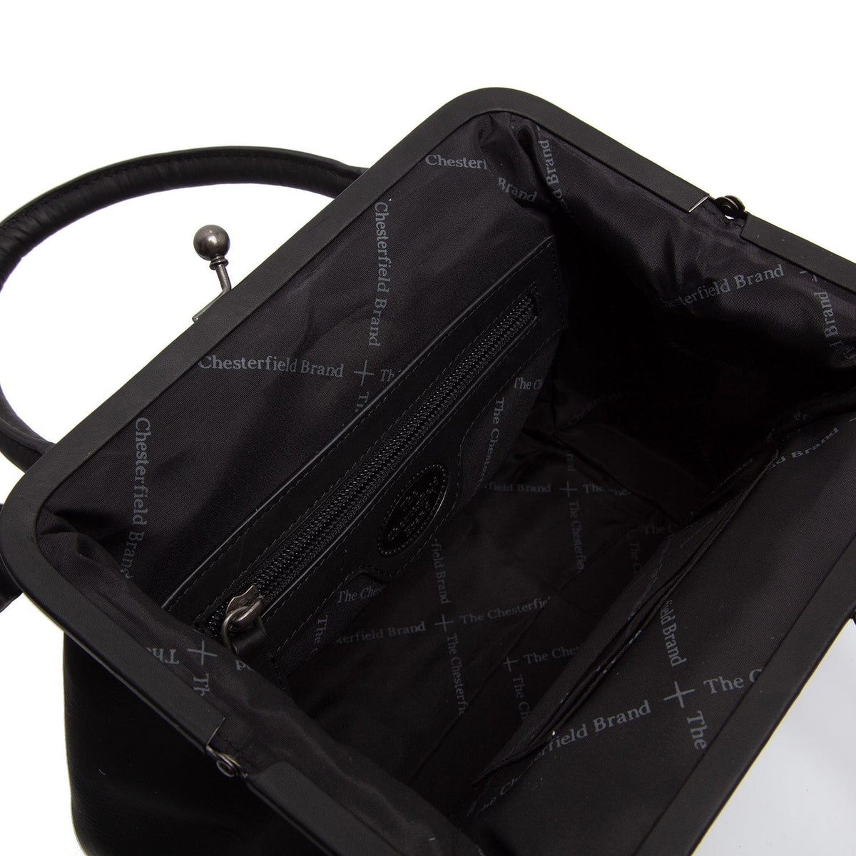 
Detailansicht of Classic Collar & Heavy-Duty Zipper Hardware on Chili Vollnarbenleder-Handtasche