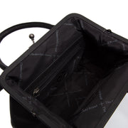 
Detailansicht of Classic Collar & Heavy-Duty Zipper Hardware on Chili Vollnarbenleder-Handtasche