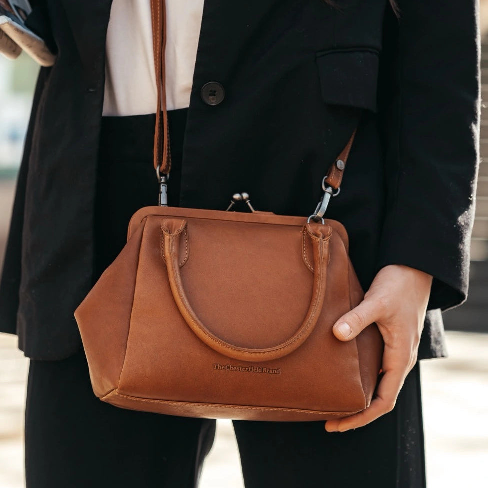 
Tailored Rib Cuffs & Hem Craftsmanship Construction Detail on Chili Vollnarbenleder-Handtasche