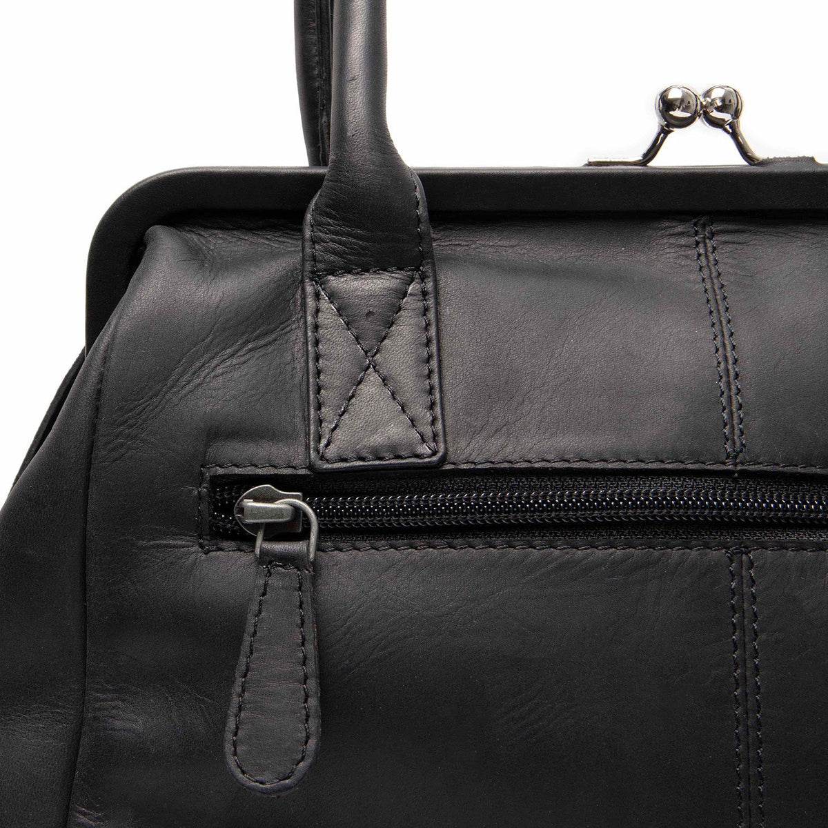 
Dorin Vollnarbenleder-Handtasche - Seitenansicht mit ergonomischem Ärmelschnitt & sportlicher Passform
