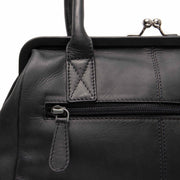 
Dorin Vollnarbenleder-Handtasche - Seitenansicht mit ergonomischem Ärmelschnitt & sportlicher Passform