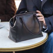 
Passform-Perspektive von Dorin Vollnarbenleder-Handtasche am Model - Natürlicher Faltenwurf im Tageslicht