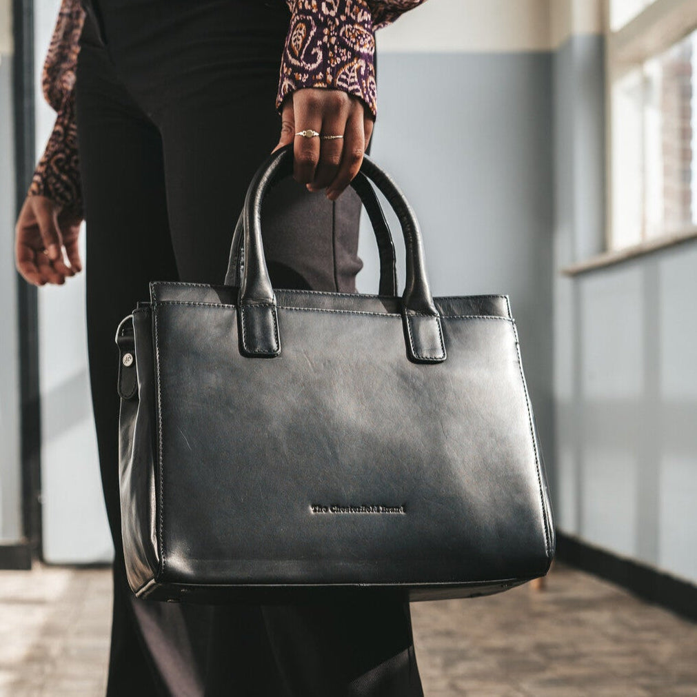 
Classic 100% Full-Grain leather Goods - Rückansicht mit passgenauen Schultern & sauberem Saum