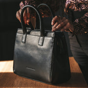 
Garda Vollnarbenleder-Handtasche - Seitenansicht mit ergonomischem Ärmelschnitt & sportlicher Passform
