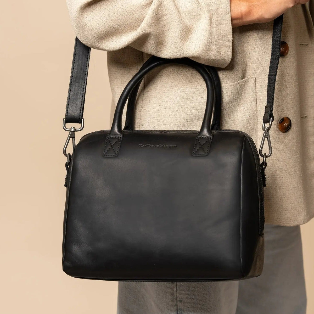 Classic 100% Full-Grain leather Goods - Rückansicht mit passgenauen Schultern &amp; sauberem Saum