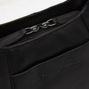 
Classic 100% Full-Grain leather Goods - Rückansicht mit passgenauen Schultern & sauberem Saum