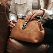 Tailored Rib Cuffs &amp; Hem Craftsmanship Construction Detail on Rachael Full-Grain Leather Handbag für Damen