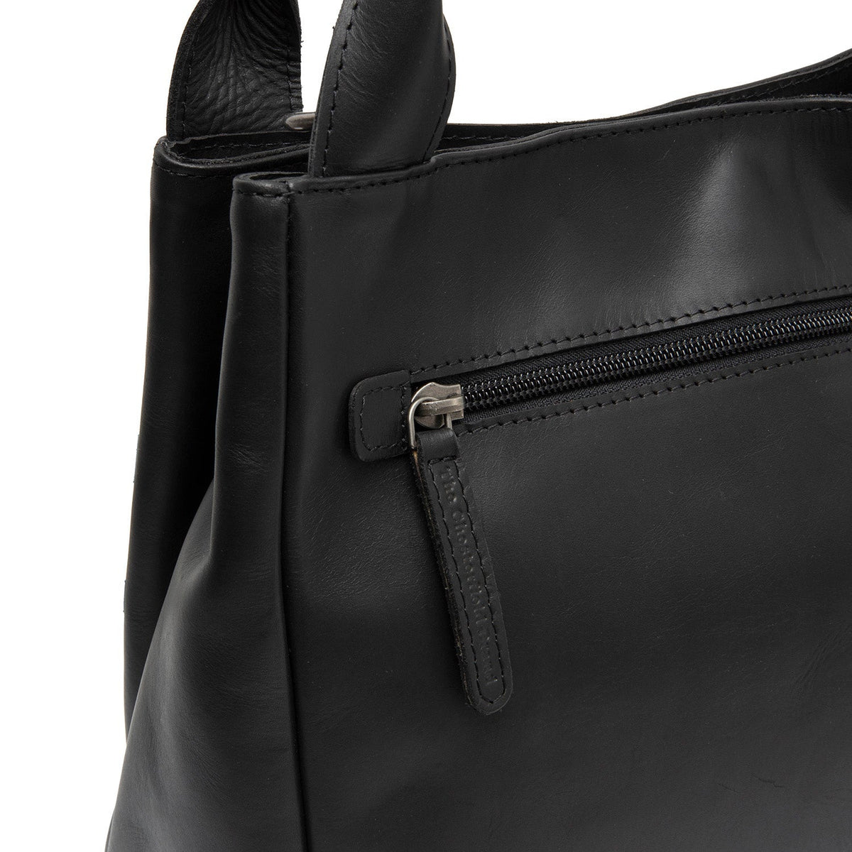 Detailansicht of Classic Collar &amp; Heavy-Duty Zipper Hardware on Tenara Full-Grain Leather Handbag für Damen