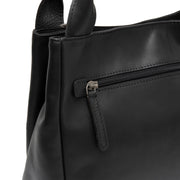 Detailansicht of Classic Collar &amp; Heavy-Duty Zipper Hardware on Tenara Full-Grain Leather Handbag für Damen