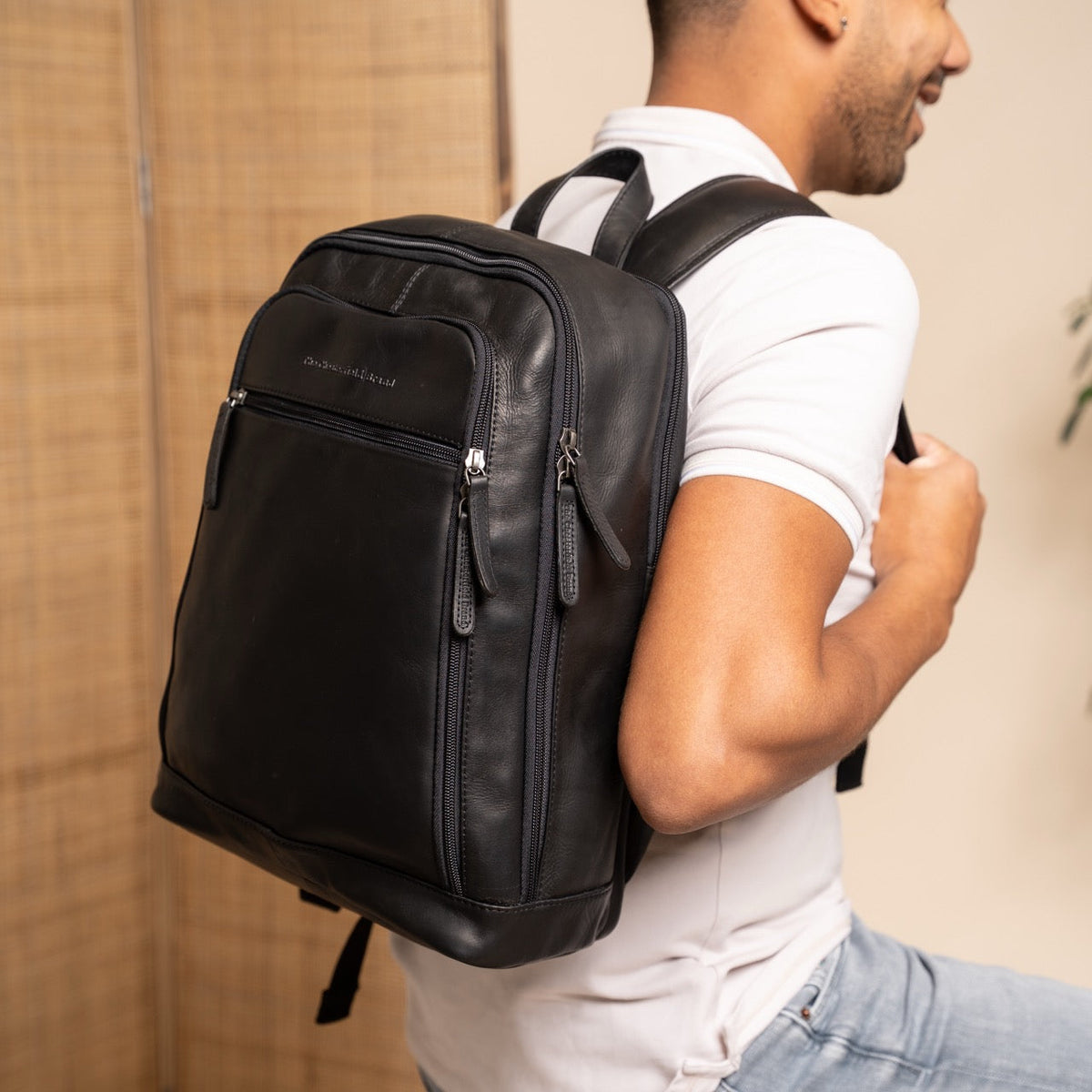Classic 100% Full-Grain leather Backpack - Rückansicht mit verstärkten Lederträgern & handwerklichen Nähten