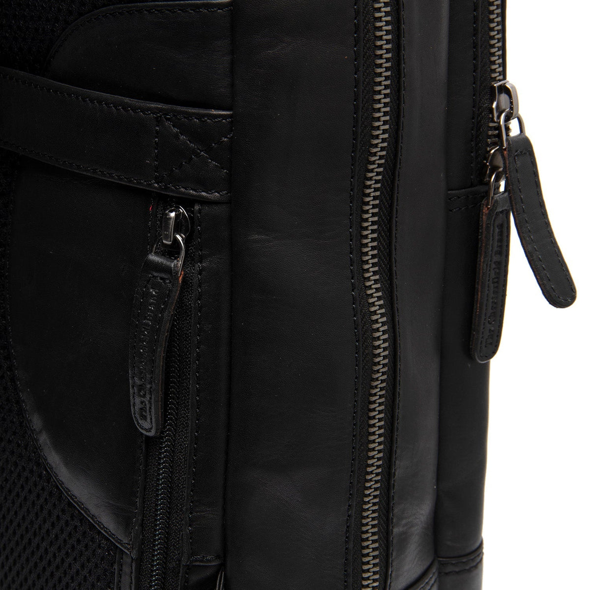 
Solid Antique Brass Hardware & Heavy-Duty Dual Zipper Detail on Nicola Vollnarbenleder-Laptop-Rucksack