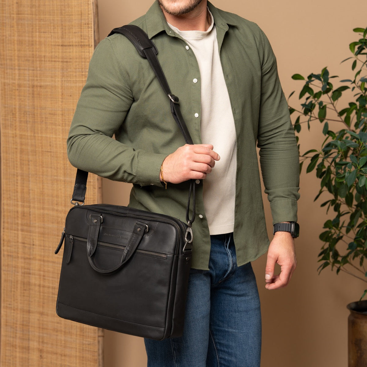 
Montara Vollnarbenleder-Laptoptasche - Strukturierte Seitenansicht mit Faltentiefe & Erweiterungsvolumen