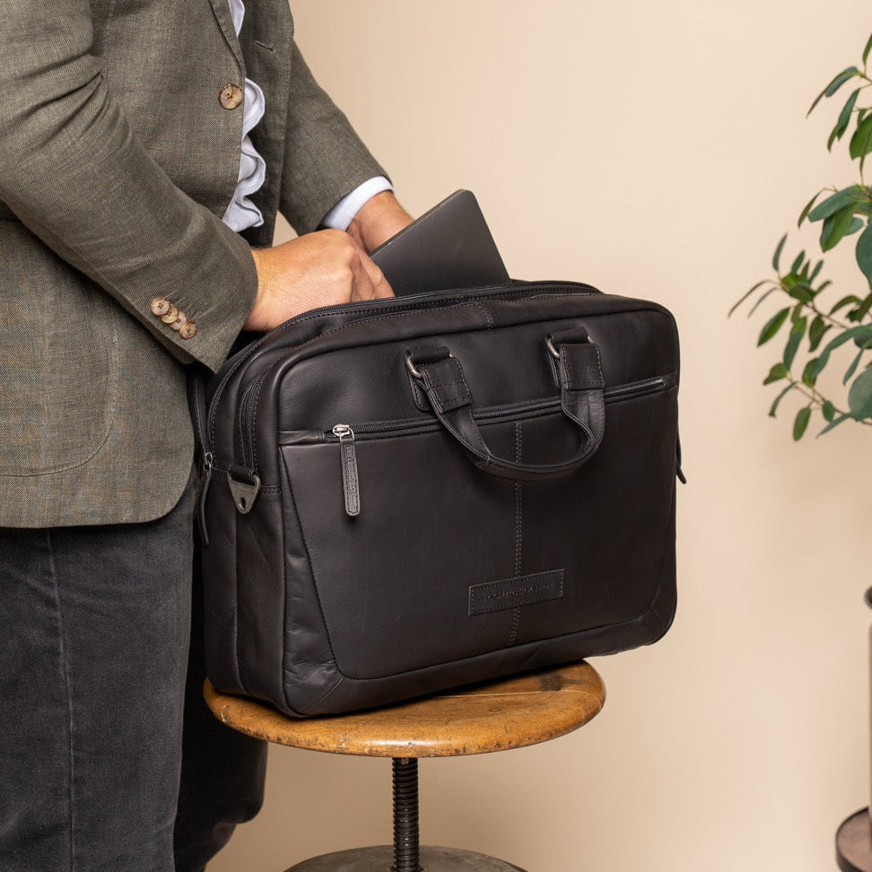 Seth Full-Grain Leather Laptop Bag - Strukturierte Seitenansicht mit Faltentiefe & Erweiterungsvolumen