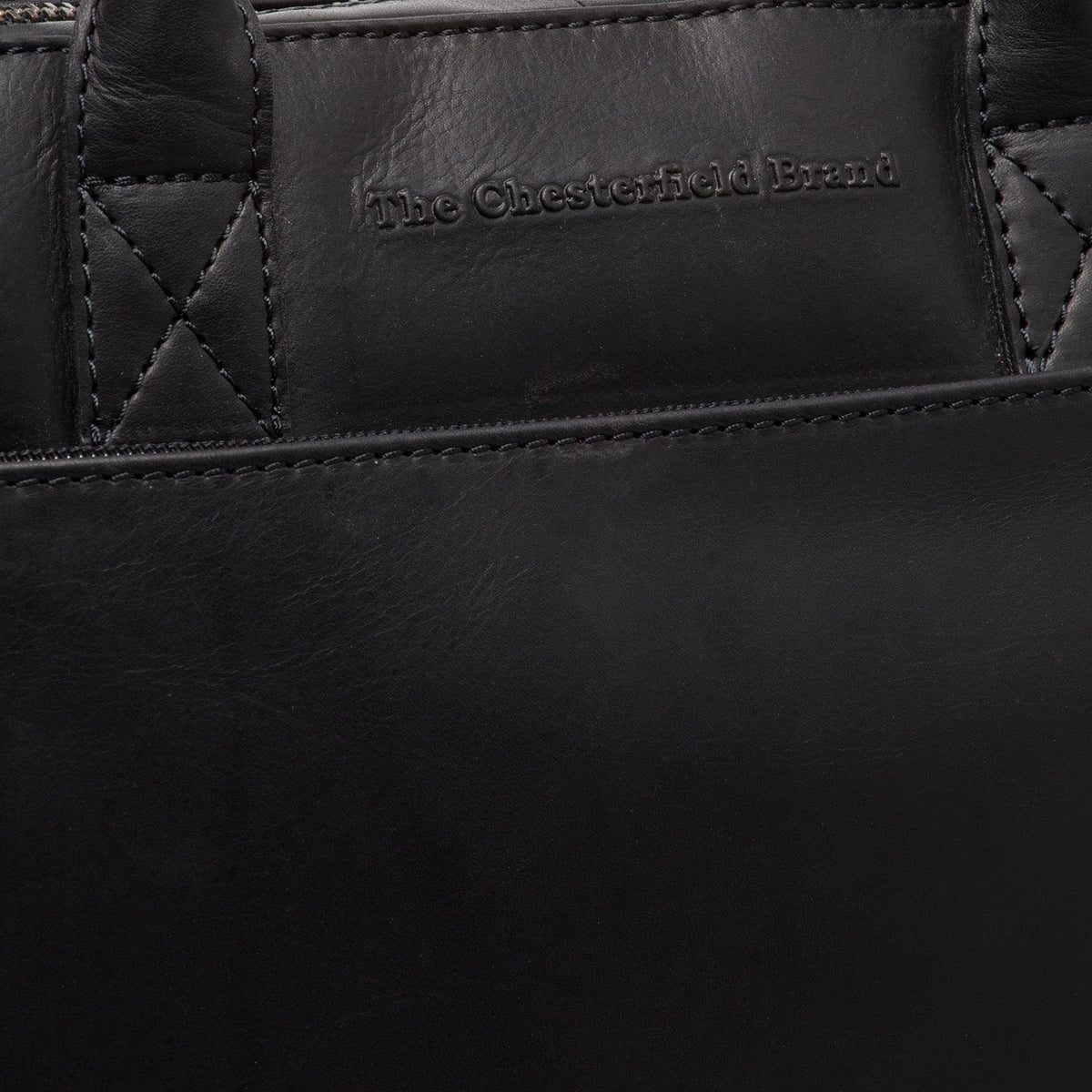 
Solid Antique Brass Hardware & Heavy-Duty Dual Zipper Detail on Tilbury Vollnarbenleder-Laptoptasche