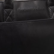 
Solid Antique Brass Hardware & Heavy-Duty Dual Zipper Detail on Tilbury Vollnarbenleder-Laptoptasche