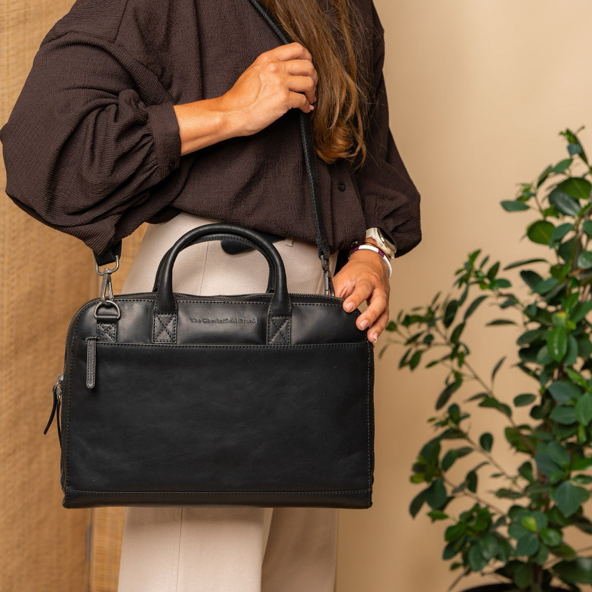 
Tilbury Vollnarbenleder-Laptoptasche - Strukturierte Seitenansicht mit Faltentiefe & Erweiterungsvolumen