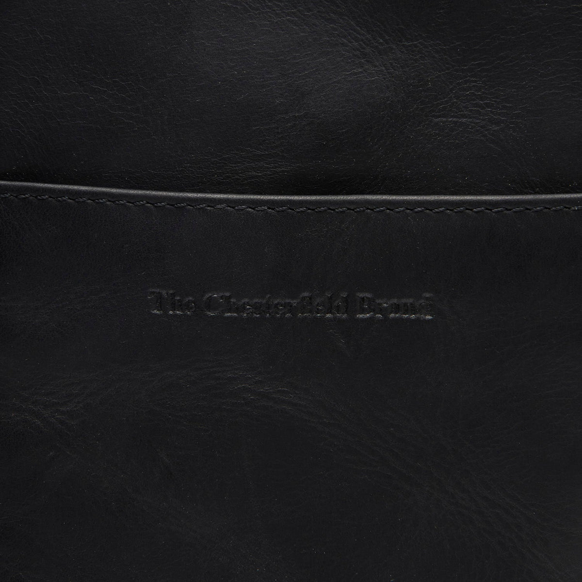 
Detailansicht of Classic Collar & Heavy-Duty Zipper Hardware on Alesund Vollnarbenleder Phone Bag