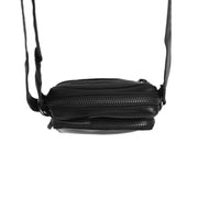 
Passform-Perspektive von Hamilton Vollnarbenleder Phone Bag am Model - Natürlicher Faltenwurf im Tageslicht