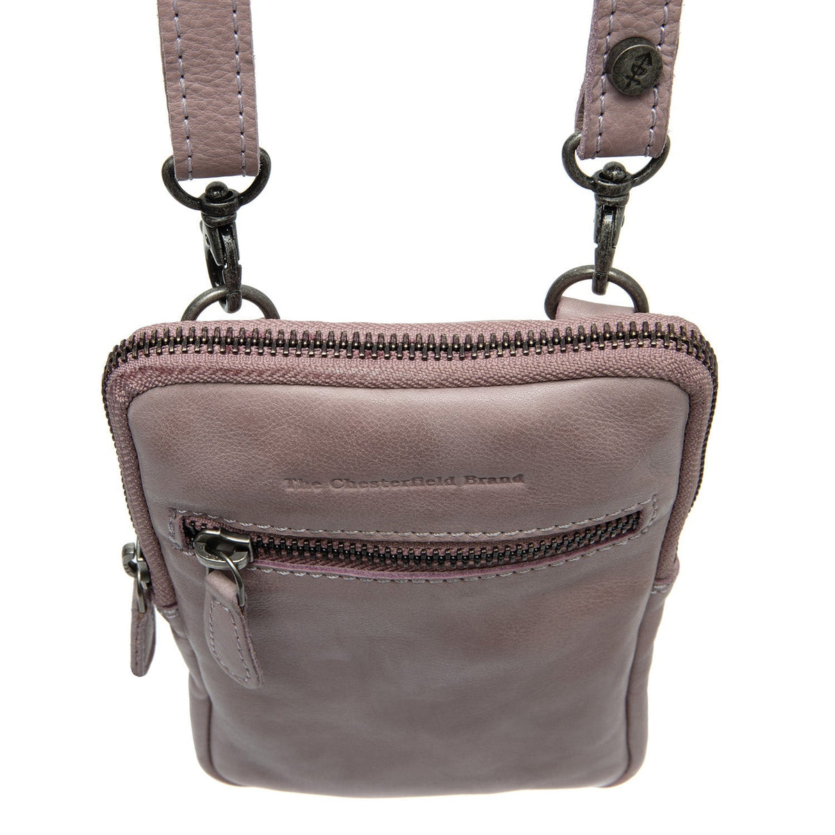 Detailansicht of Classic Collar & Heavy-Duty Zipper Hardware on Salta Full-Grain Leather Phone Bag