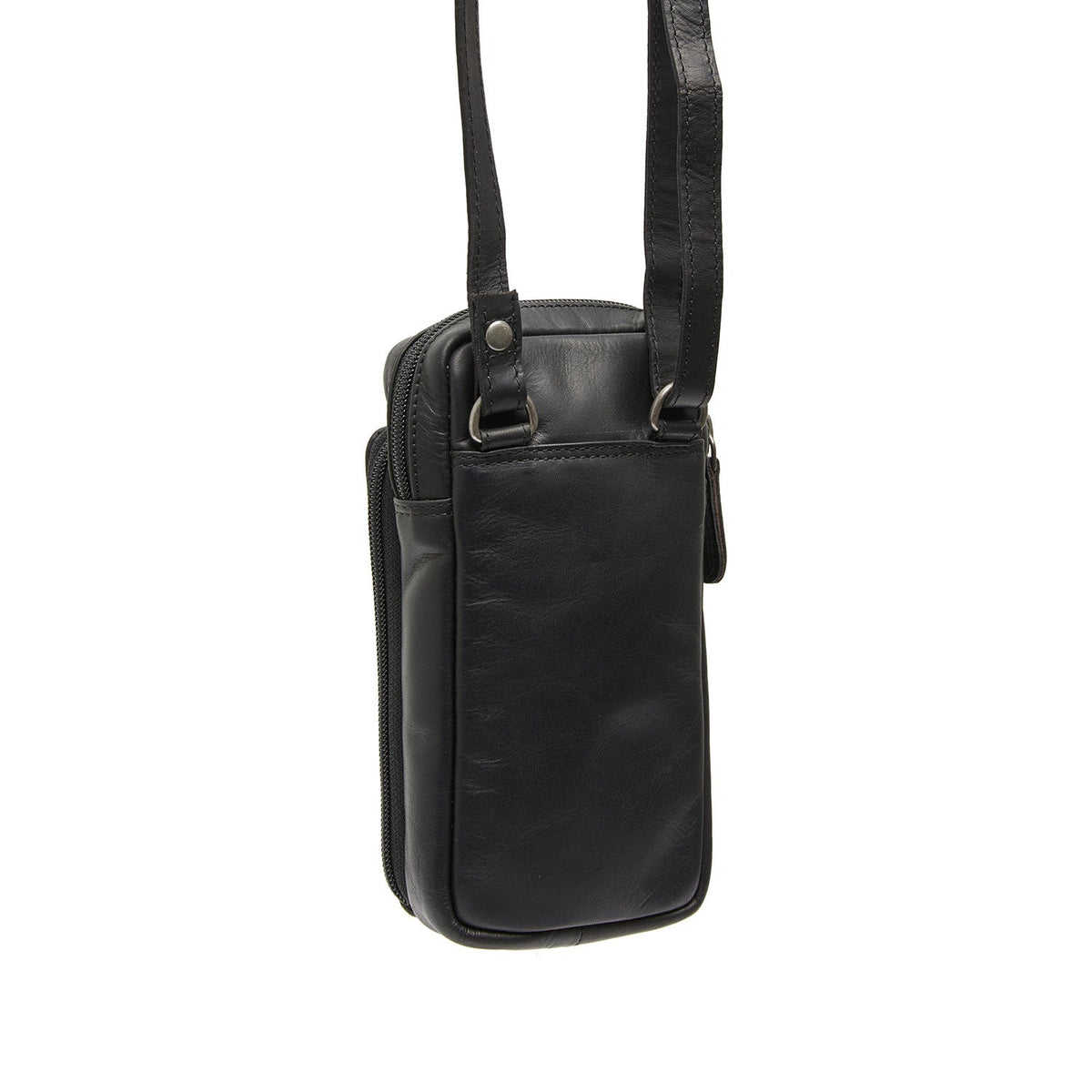 
Passform-Perspektive von Valdes Vollnarbenleder Phone Bag am Model - Natürlicher Faltenwurf im Tageslicht