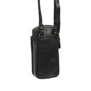 
Passform-Perspektive von Valdes Vollnarbenleder Phone Bag am Model - Natürlicher Faltenwurf im Tageslicht
