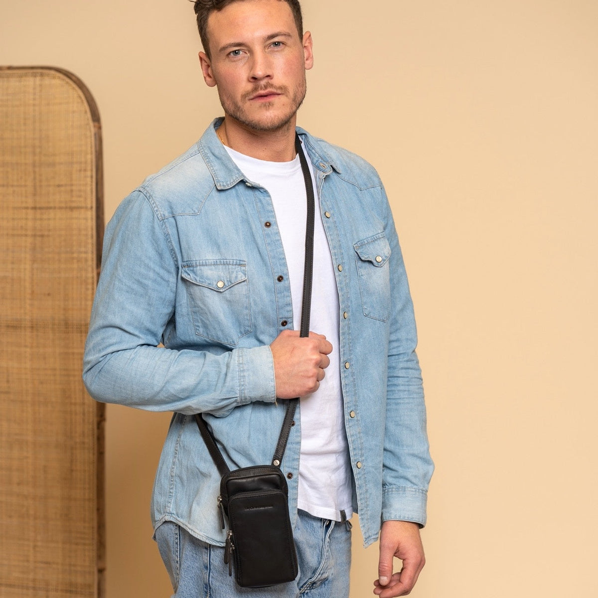 Valdes Full-Grain Leather Phone Bag - Seitenansicht mit ergonomischem Ärmelschnitt & sportlicher Passform