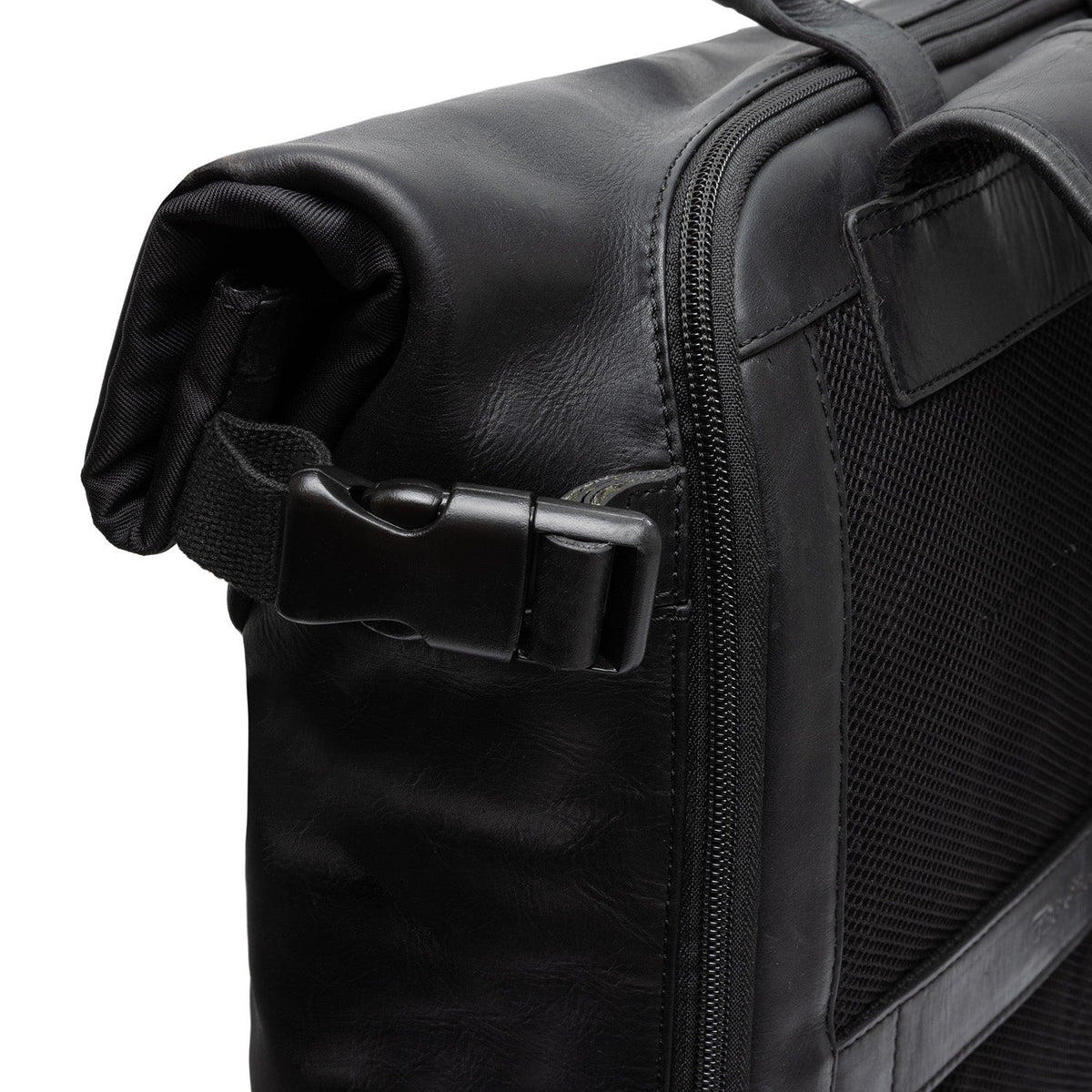 
Solid Antique Brass Hardware & Heavy-Duty Dual Zipper Detail on Bornholm Vollnarbenleder Roll-top Backpack
