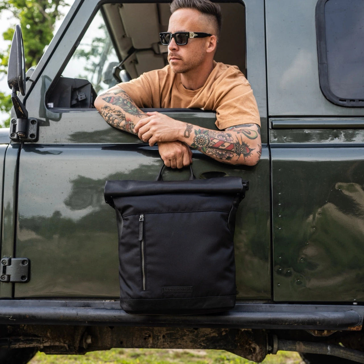 
Bornholm Vollnarbenleder Roll-top Backpack - Strukturierte Seitenansicht mit Faltentiefe & Erweiterungsvolumen