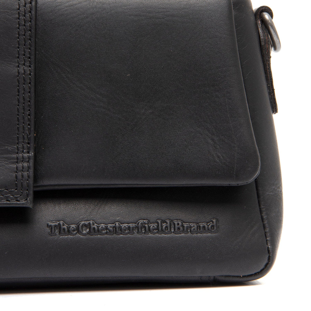 Solid Antique Brass Hardware &amp; Heavy-Duty Dual Zipper Detail on Clifden Full-Grain Leather Shoulder Bag für Damen