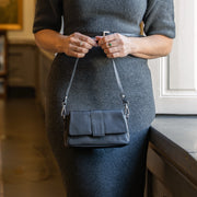 Clifden Full-Grain Leather Shoulder Bag für Damen - Structured Side Profile Showing Gusset Depth &amp; Expansion Capacity