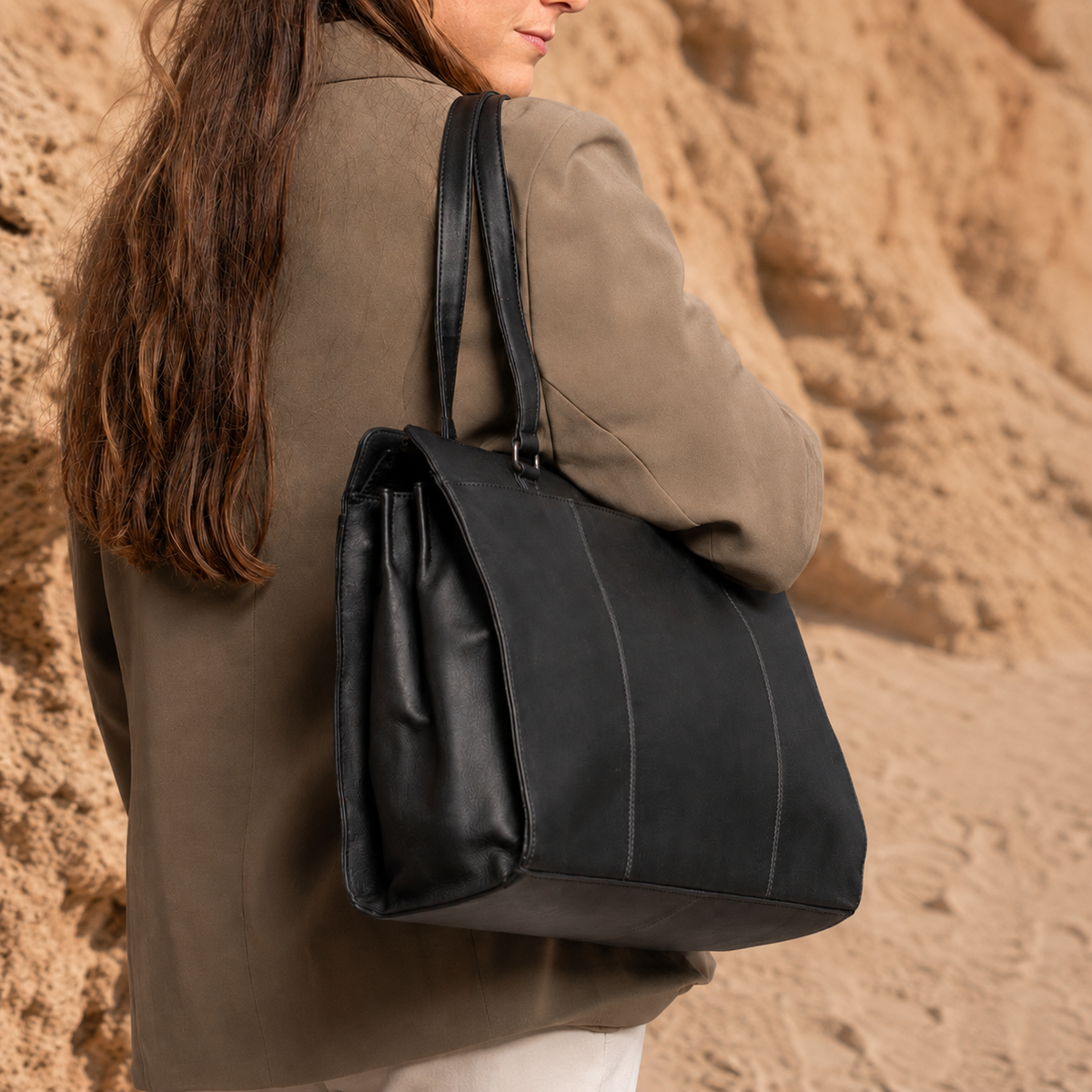 
Classic 100% Full-Grain leather Bag - Rückansicht mit verstärkten Lederträgern & handwerklichen Nähten