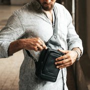 
Classic 100% Full-Grain leather Bag - Rückansicht mit verstärkten Lederträgern & handwerklichen Nähten