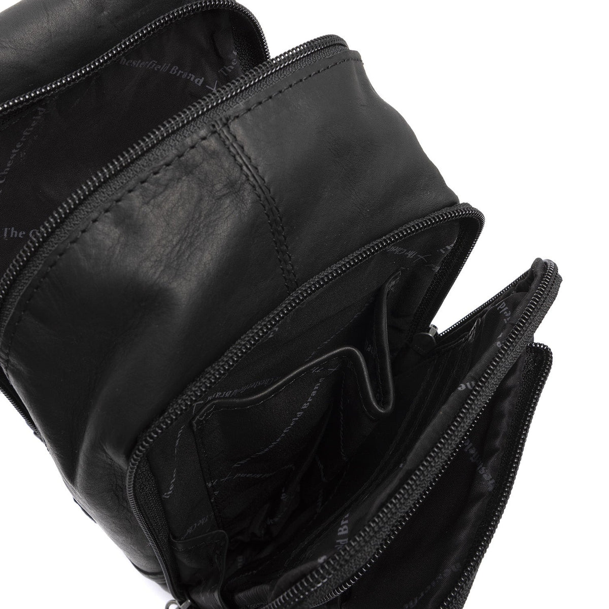 
Leather Sling Bag Riga - Strukturierte Seitenansicht mit Faltentiefe & Erweiterungsvolumen