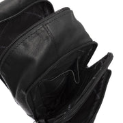 
Leather Sling Bag Riga - Strukturierte Seitenansicht mit Faltentiefe & Erweiterungsvolumen
