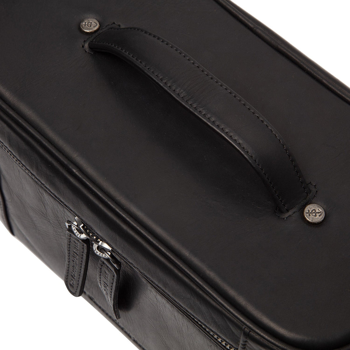 Detailansicht of Classic Collar &amp; Heavy-Duty Zipper Hardware on Limone Full-Grain Leather Toiletry Bag für Damen