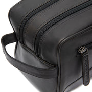 Detailansicht of Classic Collar &amp; Heavy-Duty Zipper Hardware on Stacey Full-Grain Leather Toiletry Bag für Damen