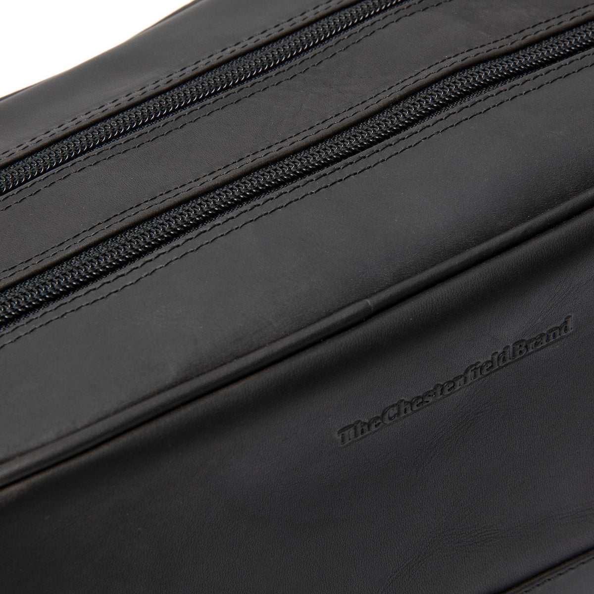 Tailored Rib Cuffs &amp; Hem Craftsmanship Construction Detail on Stacey Full-Grain Leather Toiletry Bag für Damen